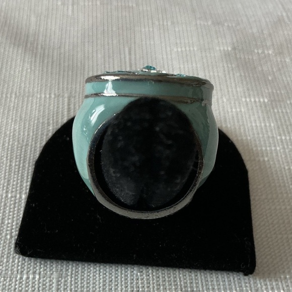 Stunning Silver and Blue Crystal Ring - Picture 3 of 4